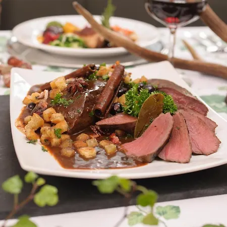 Hotel Restaurant Gruener Baum Und Altes Tor 3*