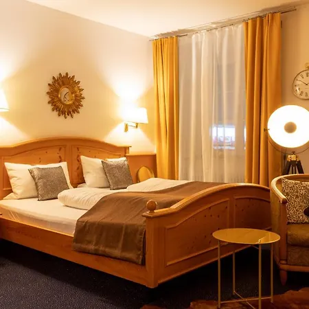 Отель Restaurant Gruener Baum Und Altes Tor 3*