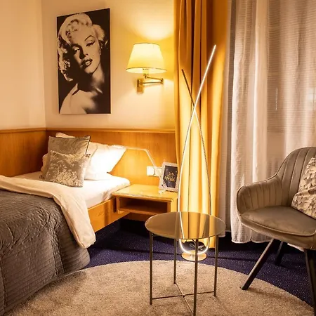Restaurant Gruner Baum Und Altes Tor Otel 3*