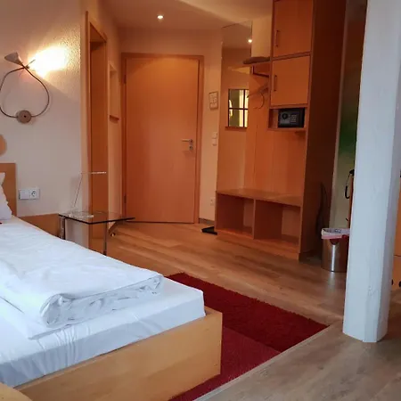 Restaurant Gruner Baum Und Altes Tor 3*