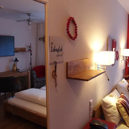 Restaurant Gruner Baum Und Altes Tor Otel 3*